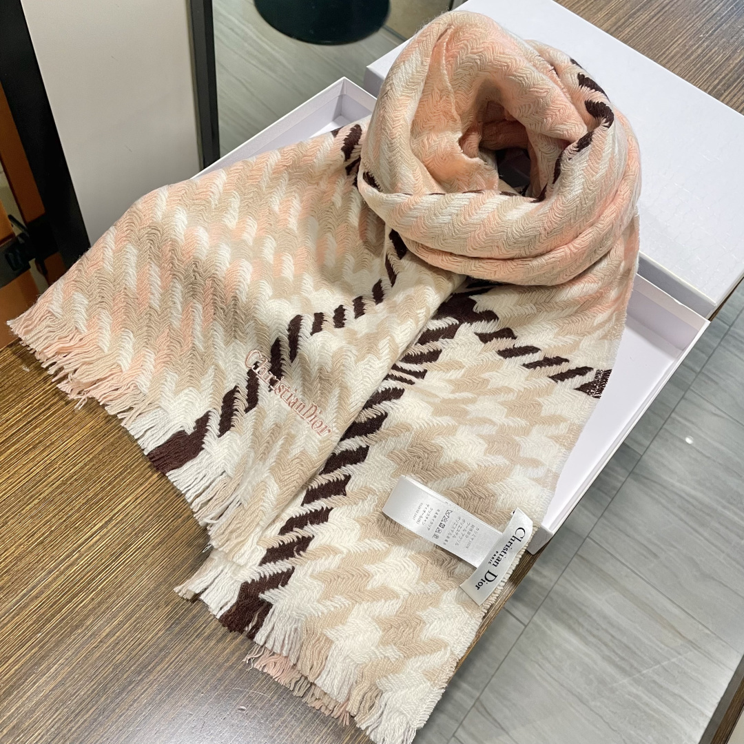 Dior （迪奥）爆款继续！明星同款新千鸟格围巾 ，经典配色永远不会过时，而且超百搭。超级好看！！果断自