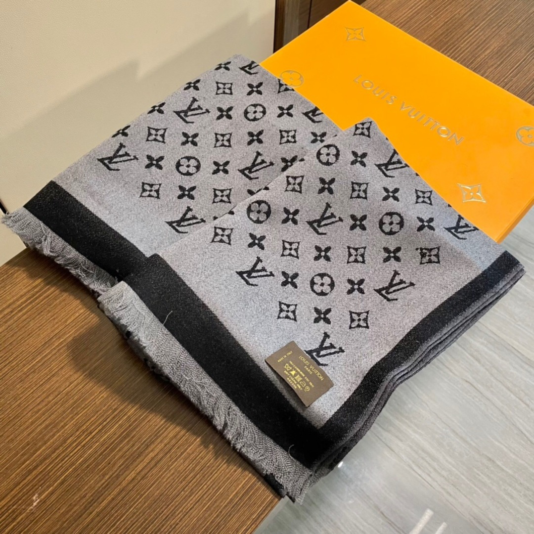 爆款重现 上新💓😘LV专柜最新款‼️超级超级美的羊绒长巾‼️。真心美的让人心动 男女上身效果简直美翻了 