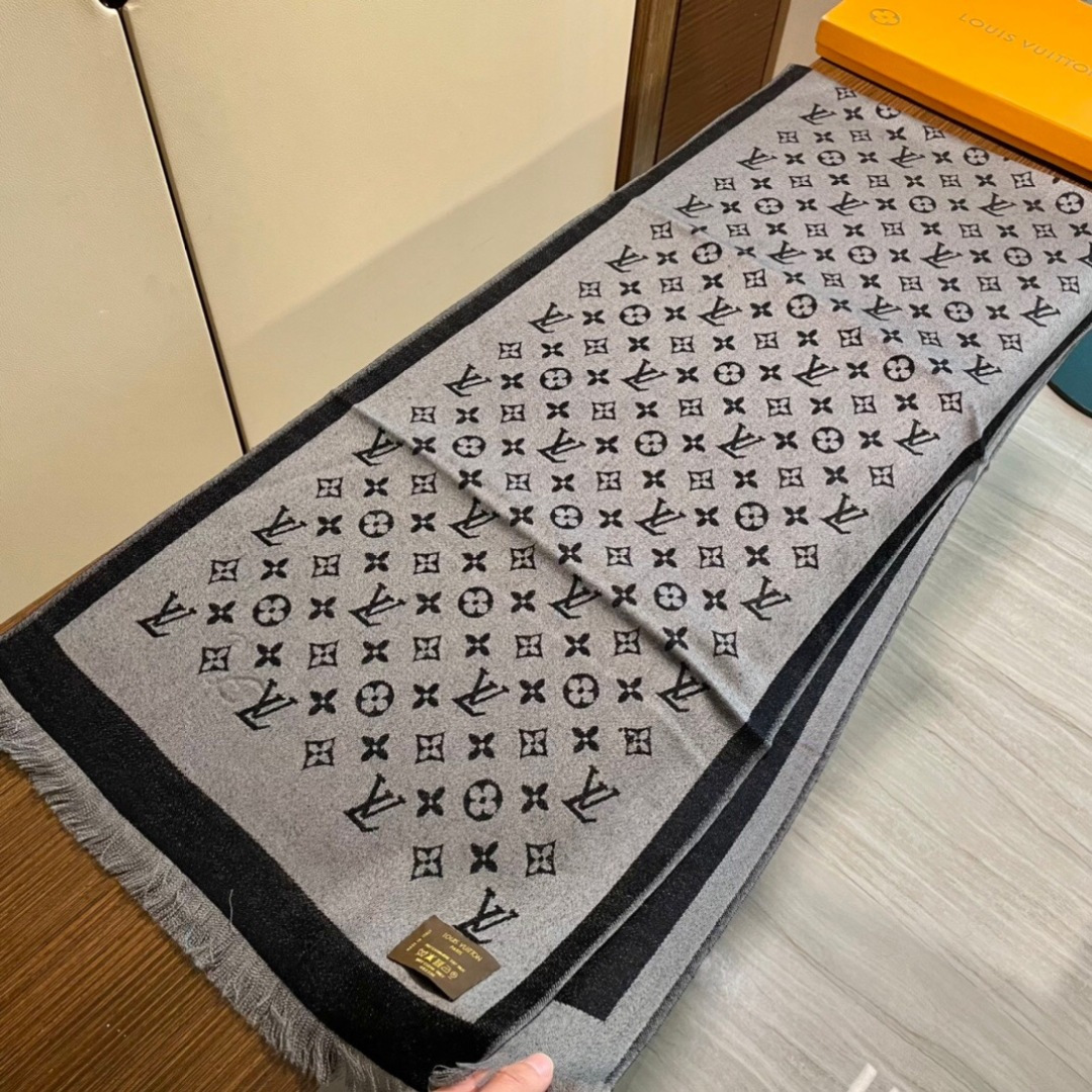 爆款重现 上新💓😘LV专柜最新款‼️超级超级美的羊绒长巾‼️。真心美的让人心动 男女上身效果简直美翻了 