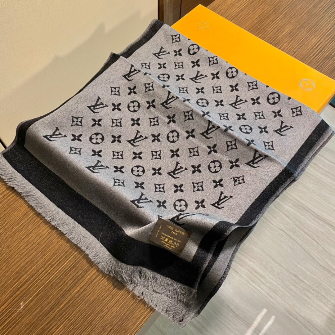 爆款重现 上新💓😘LV专柜最新款‼️超级超级美的羊绒长巾‼️。真心美的让人心动 男女上身效果简直美翻了 