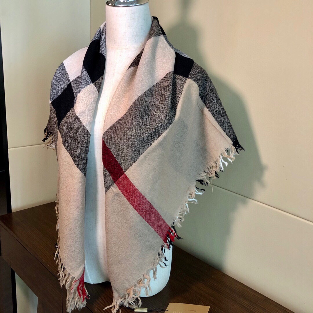 巴宝莉Burberry 经典专柜款、专柜同步羊绒格子方巾披肩现货秒发 衣柜必备经典款VIP推荐！！！🌺经