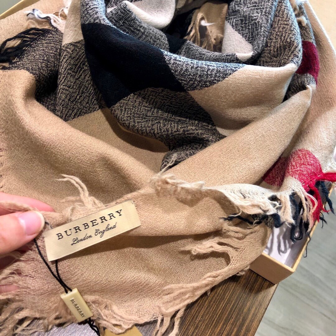 巴宝莉Burberry 经典专柜款、专柜同步羊绒格子方巾披肩现货秒发 衣柜必备经典款VIP推荐！！！🌺经