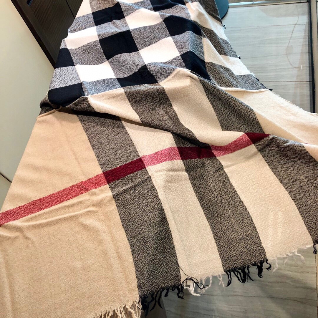 巴宝莉Burberry 经典专柜款、专柜同步羊绒格子方巾披肩现货秒发 衣柜必备经典款VIP推荐！！！🌺经