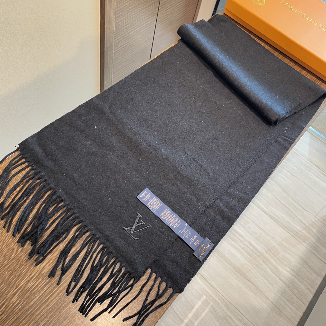 LV 路易威登官网最新款羔羊绒围巾！出口订单，喜欢有颜值，高质量的亲可入手，无论怎么搭配都是满满的高级感