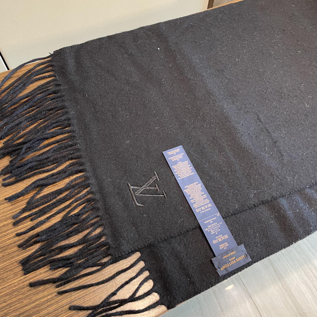 LV 路易威登官网最新款羔羊绒围巾！出口订单，喜欢有颜值，高质量的亲可入手，无论怎么搭配都是满满的高级感