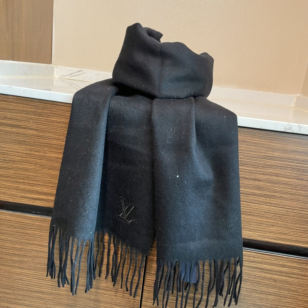 LV 路易威登官网最新款羔羊绒围巾！出口订单，喜欢有颜值，高质量的亲可入手，无论怎么搭配都是满满的高级感