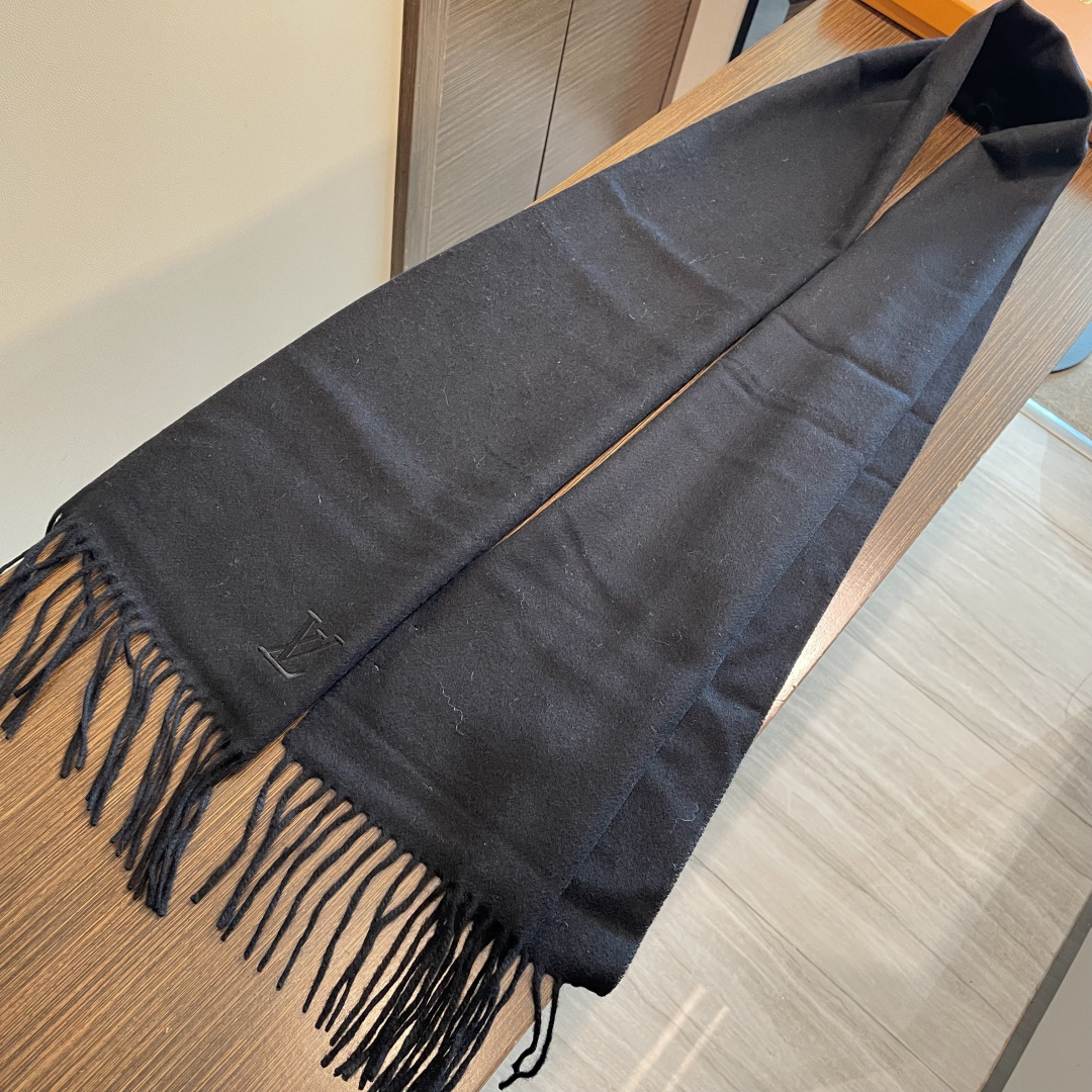 LV 路易威登官网最新款羔羊绒围巾！出口订单，喜欢有颜值，高质量的亲可入手，无论怎么搭配都是满满的高级感