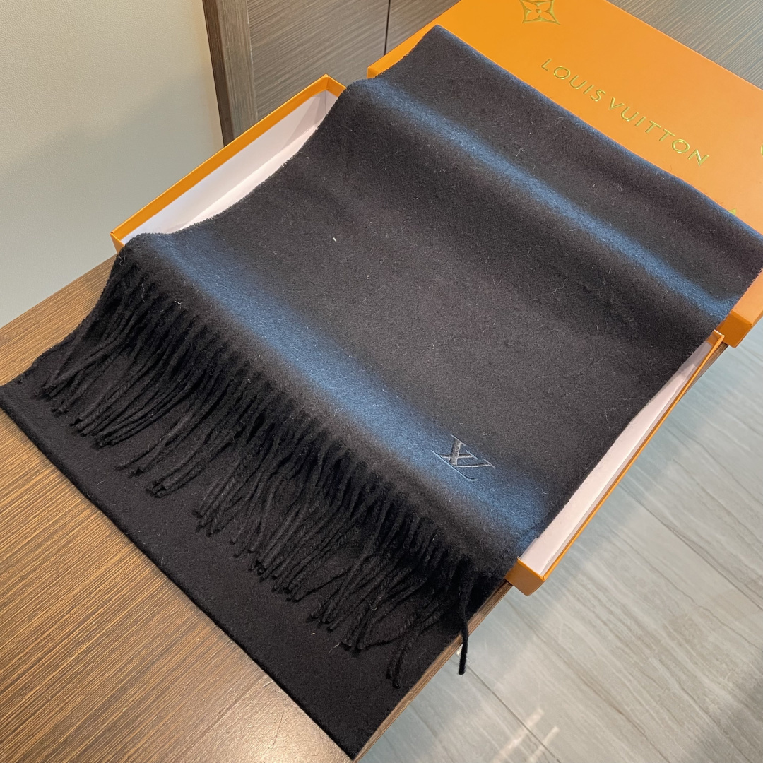 LV 路易威登官网最新款羔羊绒围巾！出口订单，喜欢有颜值，高质量的亲可入手，无论怎么搭配都是满满的高级感
