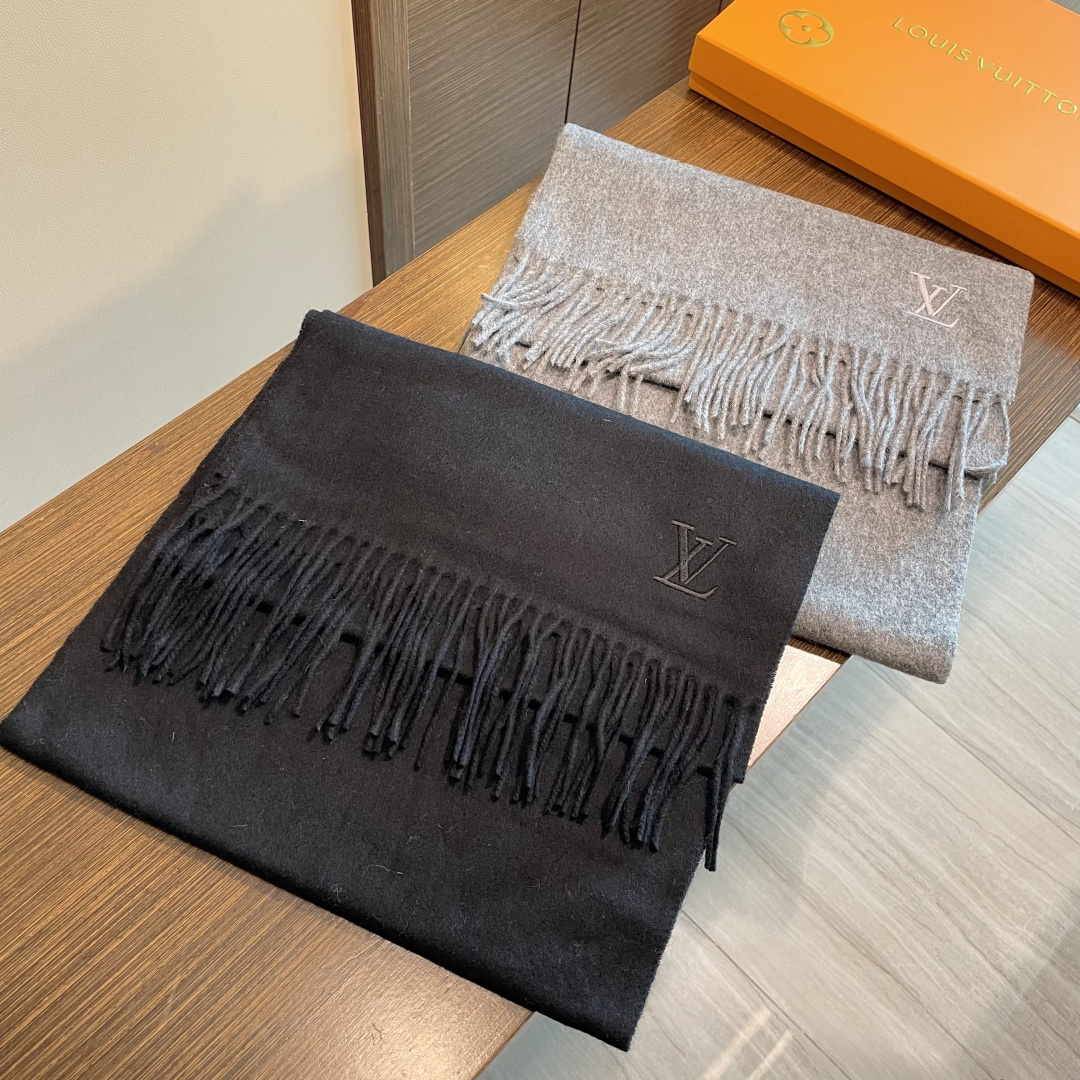 LV 路易威登官网最新款羔羊绒围巾！出口订单，喜欢有颜值，高质量的亲可入手，无论怎么搭配都是满满的高级感