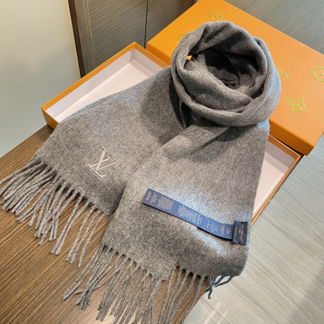 LV 路易威登官网最新款羔羊绒围巾！出口订单，喜欢有颜值，高质量的亲可入手，无论怎么搭配都是满满的高级感