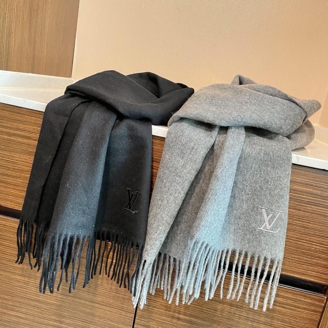 LV 路易威登官网最新款羔羊绒围巾！出口订单，喜欢有颜值，高质量的亲可入手，无论怎么搭配都是满满的高级感