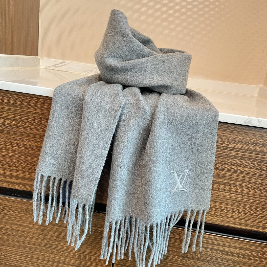 LV 路易威登官网最新款羔羊绒围巾！出口订单，喜欢有颜值，高质量的亲可入手，无论怎么搭配都是满满的高级感