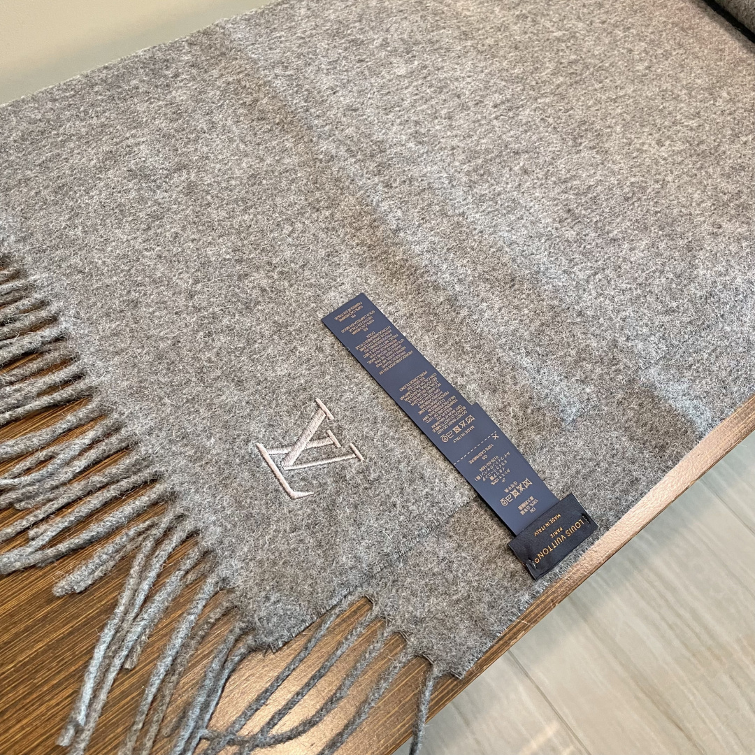 LV 路易威登官网最新款羔羊绒围巾！出口订单，喜欢有颜值，高质量的亲可入手，无论怎么搭配都是满满的高级感