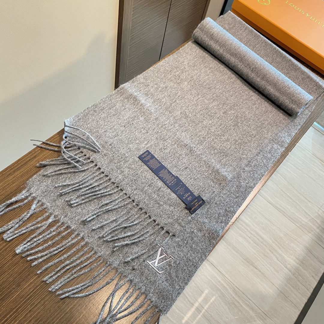 LV 路易威登官网最新款羔羊绒围巾！出口订单，喜欢有颜值，高质量的亲可入手，无论怎么搭配都是满满的高级感