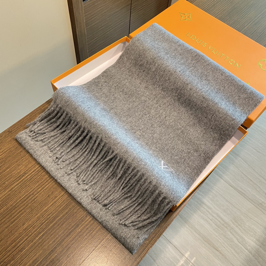 LV 路易威登官网最新款羔羊绒围巾！出口订单，喜欢有颜值，高质量的亲可入手，无论怎么搭配都是满满的高级感