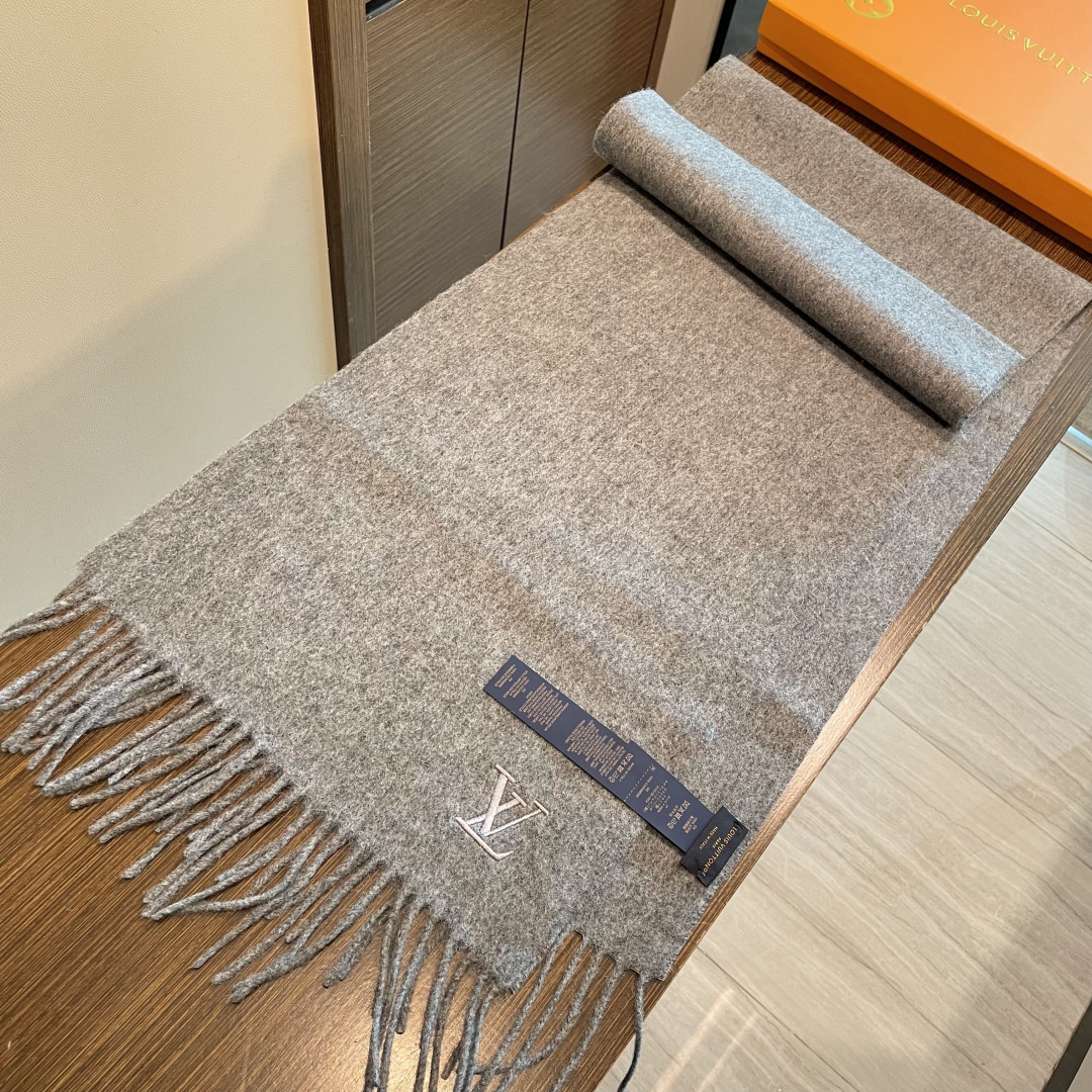 LV 路易威登官网最新款羔羊绒围巾！出口订单，喜欢有颜值，高质量的亲可入手，无论怎么搭配都是满满的高级感