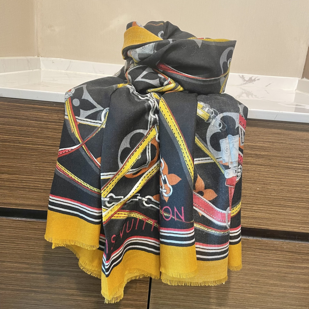 新品。LV最新款‼️，2025高端大气上档次【羊绒长巾】。实物真心美 🎀披肩配以印花💓💃🏻无论设计喷绘都