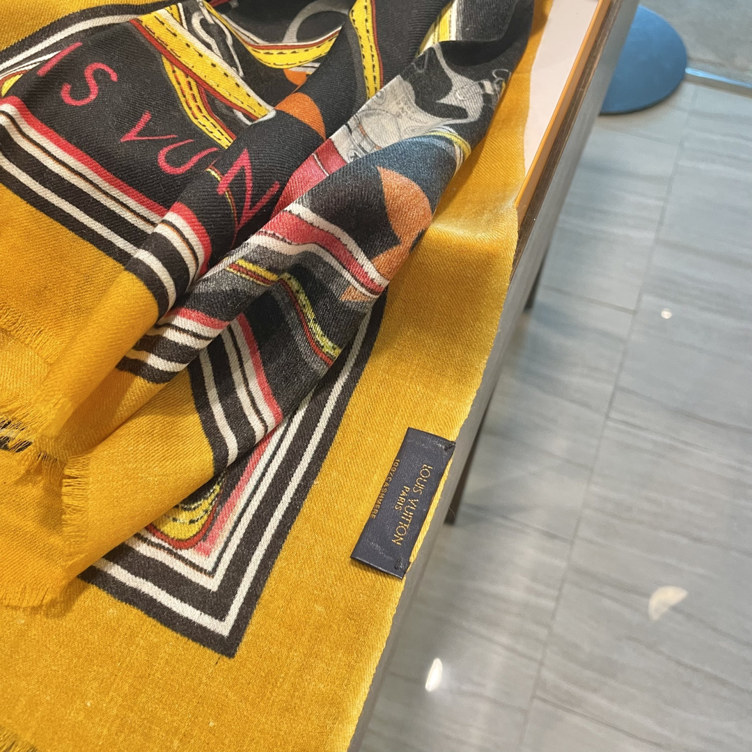 新品。LV最新款‼️，2025高端大气上档次【羊绒长巾】。实物真心美 🎀披肩配以印花💓💃🏻无论设计喷绘都