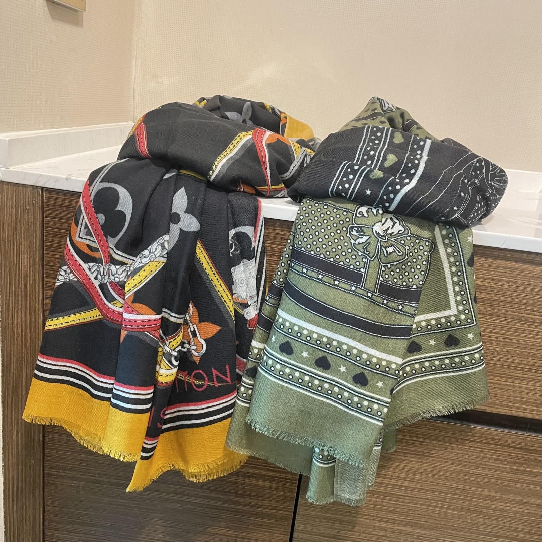 新品。LV最新款‼️，2025高端大气上档次【羊绒长巾】。实物真心美 🎀披肩配以印花💓💃🏻无论设计喷绘都