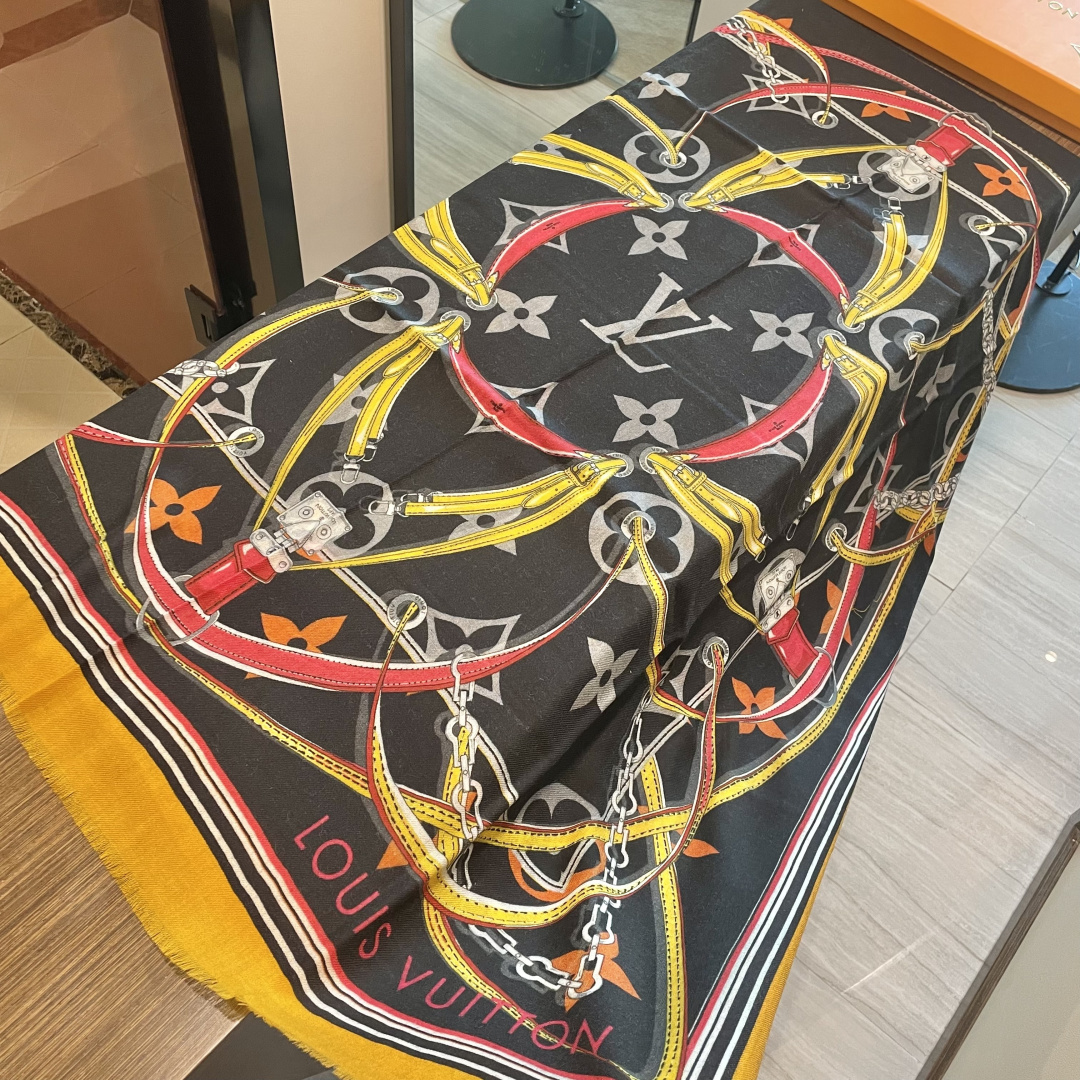 新品。LV最新款‼️，2025高端大气上档次【羊绒长巾】。实物真心美 🎀披肩配以印花💓💃🏻无论设计喷绘都