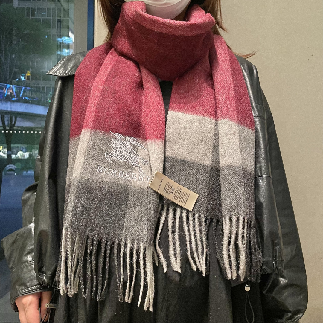 【巴宝莉】欧洲羊绒男女款发售，👊顶级原单正品尾货🌲，明星同款，🎩优雅温和的时尚之美，穿上有型，🆚在任何场