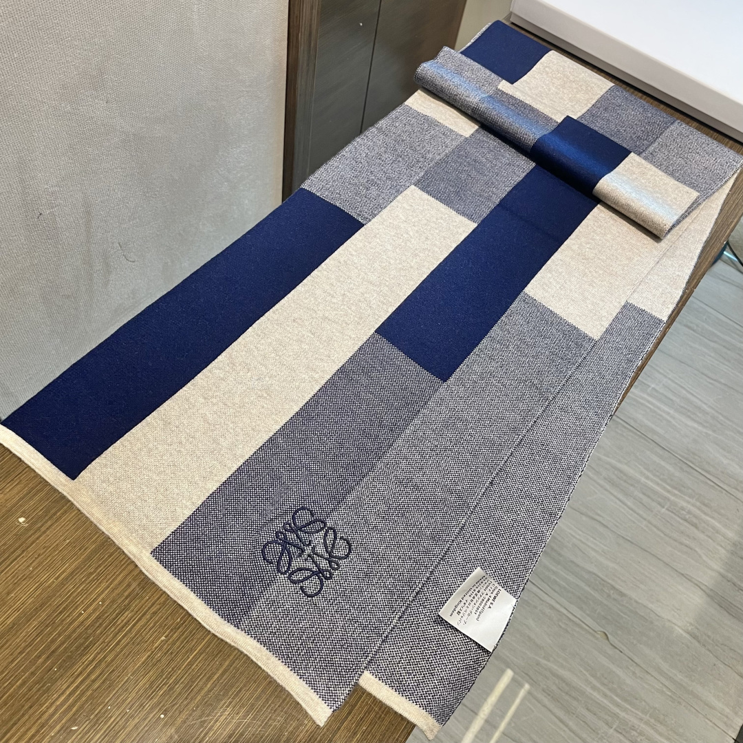 👑👑罗意威新款羊绒针织长巾‼️美翻了[流泪]御用殿堂级极品‼️新款在售 美丽至极 真的 上身极为衬肤色 