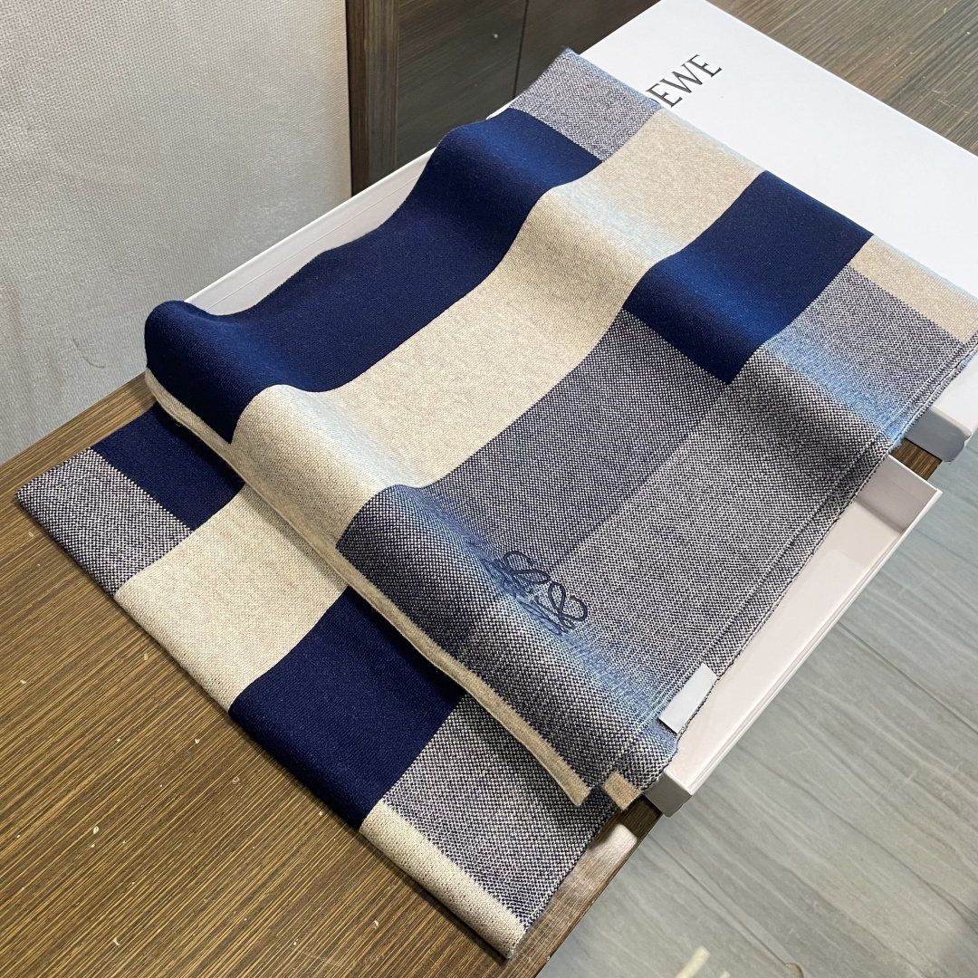 👑👑罗意威新款羊绒针织长巾‼️美翻了[流泪]御用殿堂级极品‼️新款在售 美丽至极 真的 上身极为衬肤色 