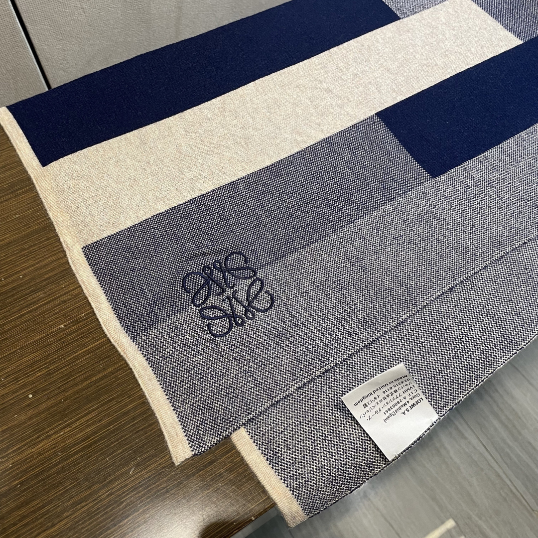 👑👑罗意威新款羊绒针织长巾‼️美翻了[流泪]御用殿堂级极品‼️新款在售 美丽至极 真的 上身极为衬肤色 