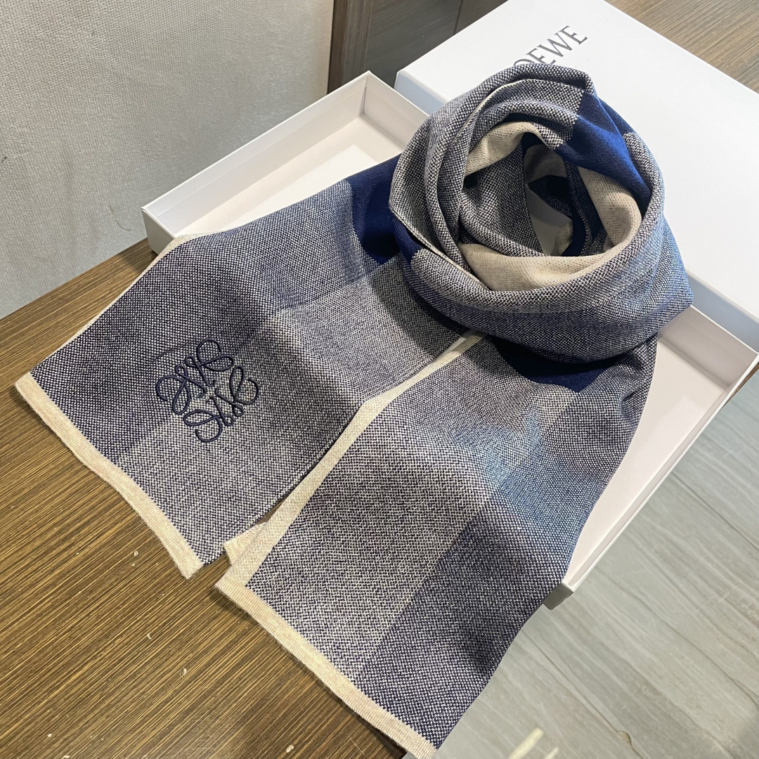 👑👑罗意威新款羊绒针织长巾‼️美翻了[流泪]御用殿堂级极品‼️新款在售 美丽至极 真的 上身极为衬肤色 