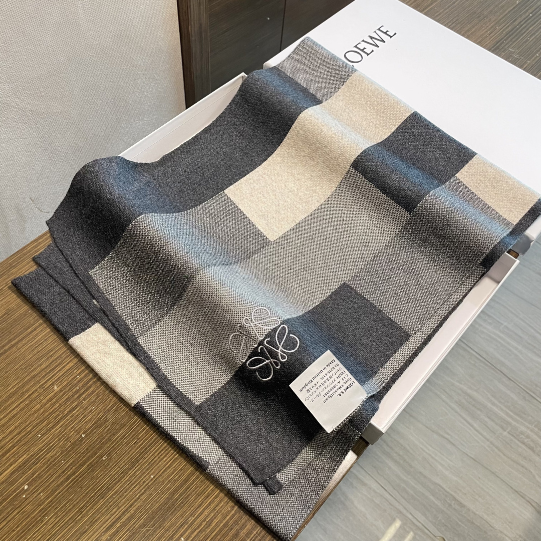 👑👑罗意威新款羊绒针织长巾‼️美翻了[流泪]御用殿堂级极品‼️新款在售 美丽至极 真的 上身极为衬肤色 