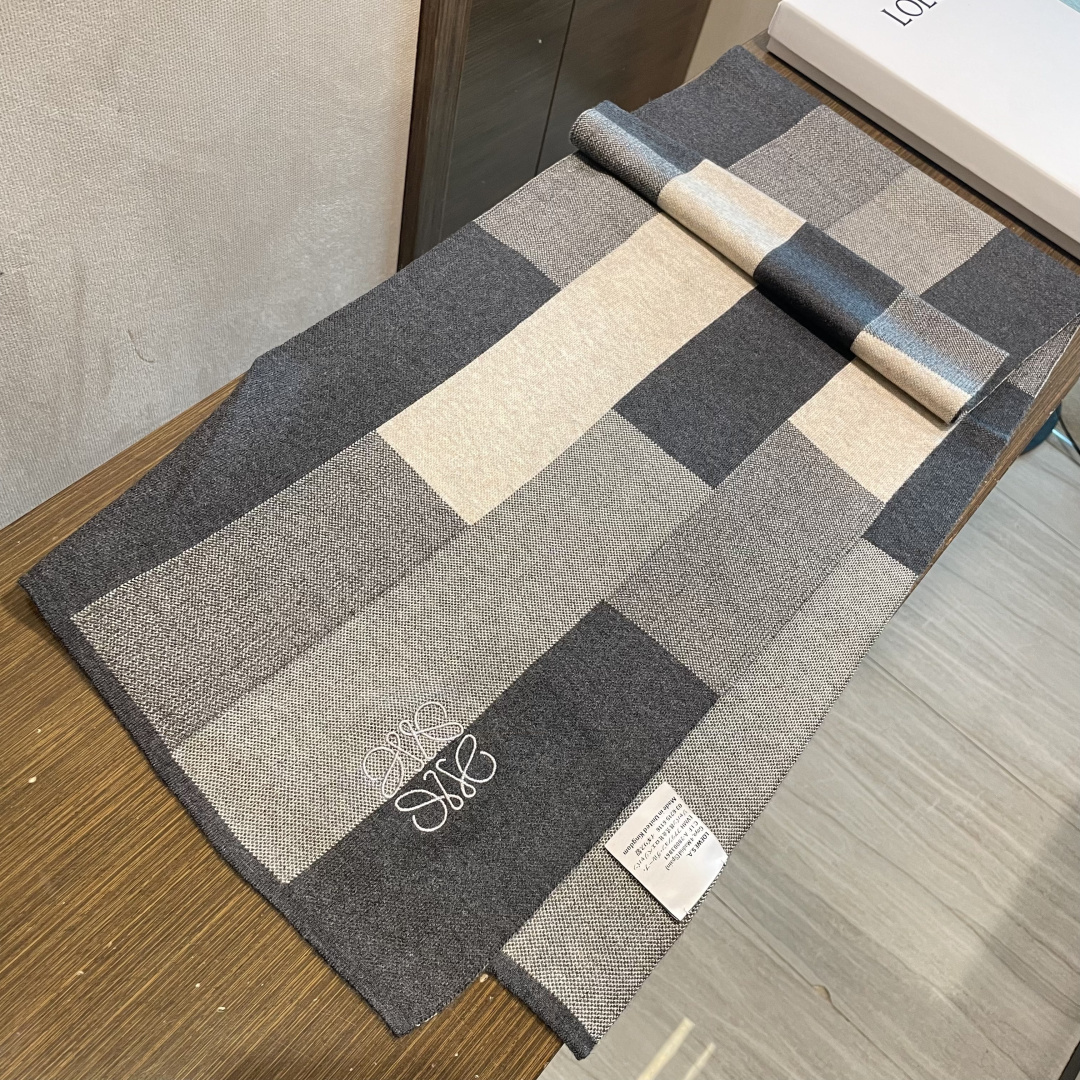 👑👑罗意威新款羊绒针织长巾‼️美翻了[流泪]御用殿堂级极品‼️新款在售 美丽至极 真的 上身极为衬肤色 