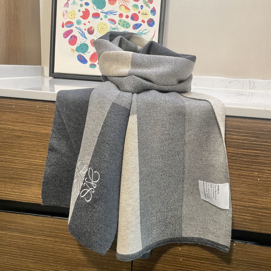 👑👑罗意威新款羊绒针织长巾‼️美翻了[流泪]御用殿堂级极品‼️新款在售 美丽至极 真的 上身极为衬肤色 