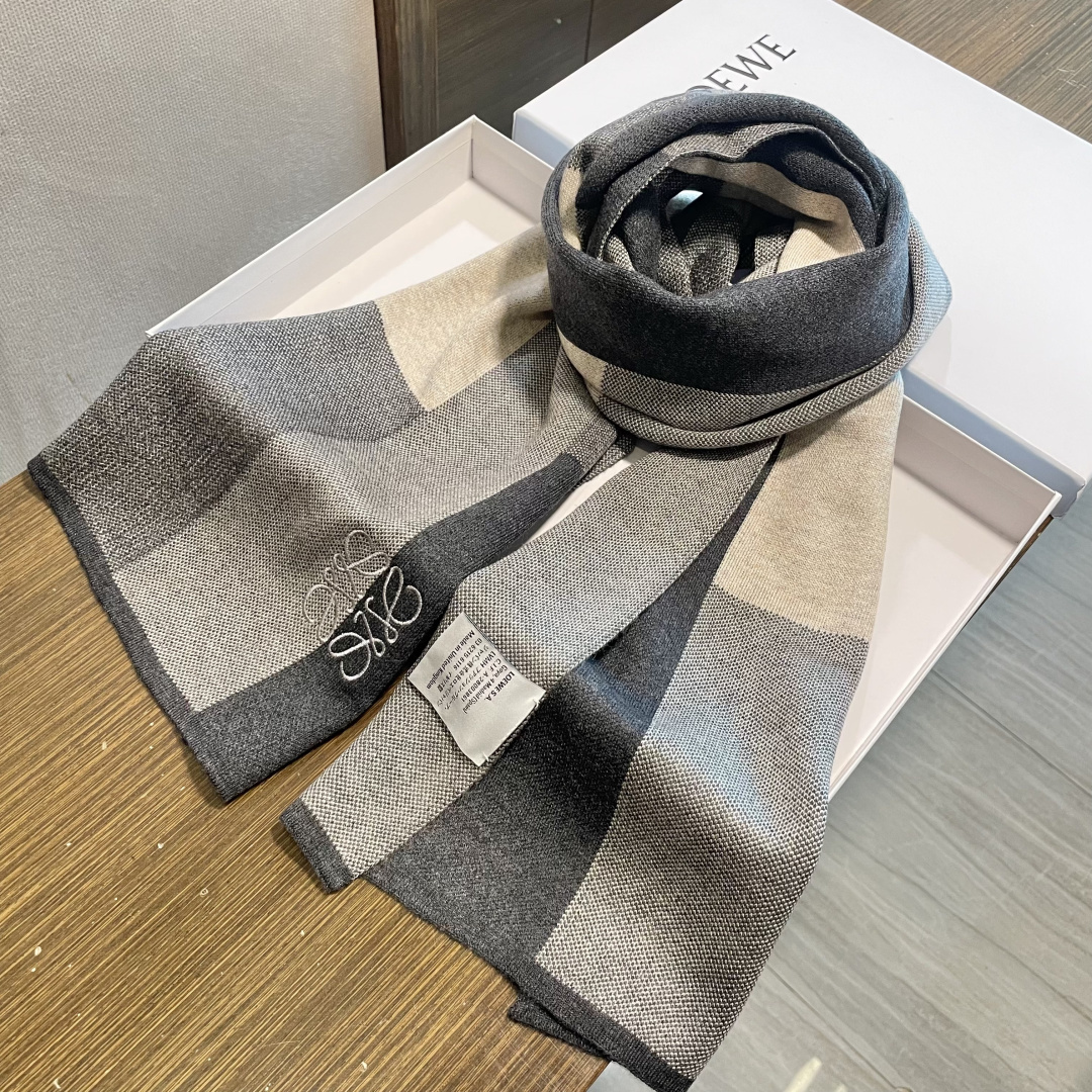 👑👑罗意威新款羊绒针织长巾‼️美翻了[流泪]御用殿堂级极品‼️新款在售 美丽至极 真的 上身极为衬肤色 