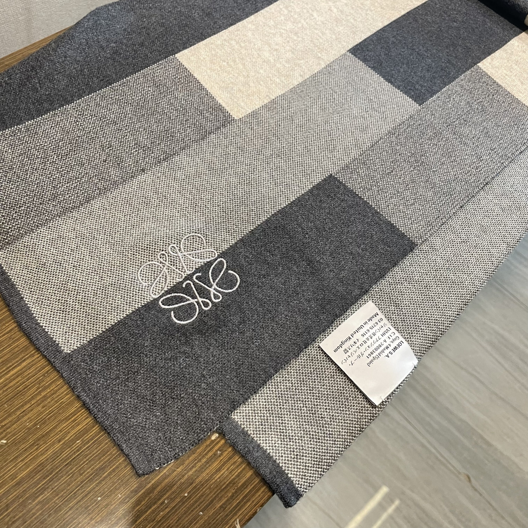 👑👑罗意威新款羊绒针织长巾‼️美翻了[流泪]御用殿堂级极品‼️新款在售 美丽至极 真的 上身极为衬肤色 