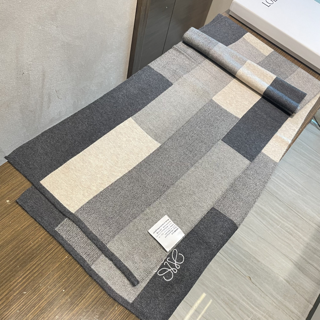 👑👑罗意威新款羊绒针织长巾‼️美翻了[流泪]御用殿堂级极品‼️新款在售 美丽至极 真的 上身极为衬肤色 