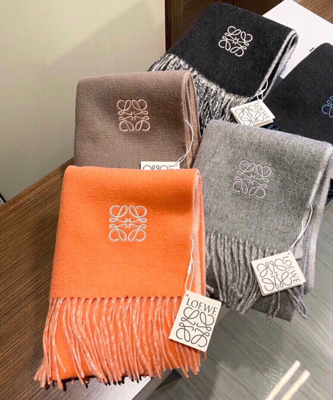 。爆款‼️顶级高尖端⚠️【LOEWE罗意威直供迪拜出口货‼️】🎀官网双面罗意威新品✨双面羊绒围巾♨️高尖