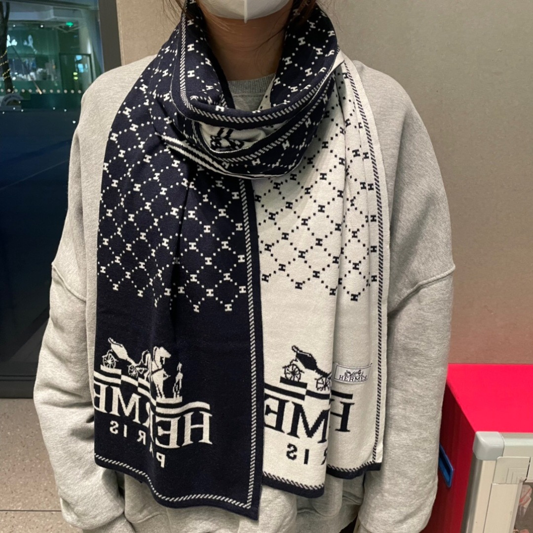 爱马仕羊绒长巾👏💙顶级原单正品旷世绝美，顶级高端货👼【绝对值得珍藏👍】专柜限量哦‼️有钱都很难订到💛💙💜