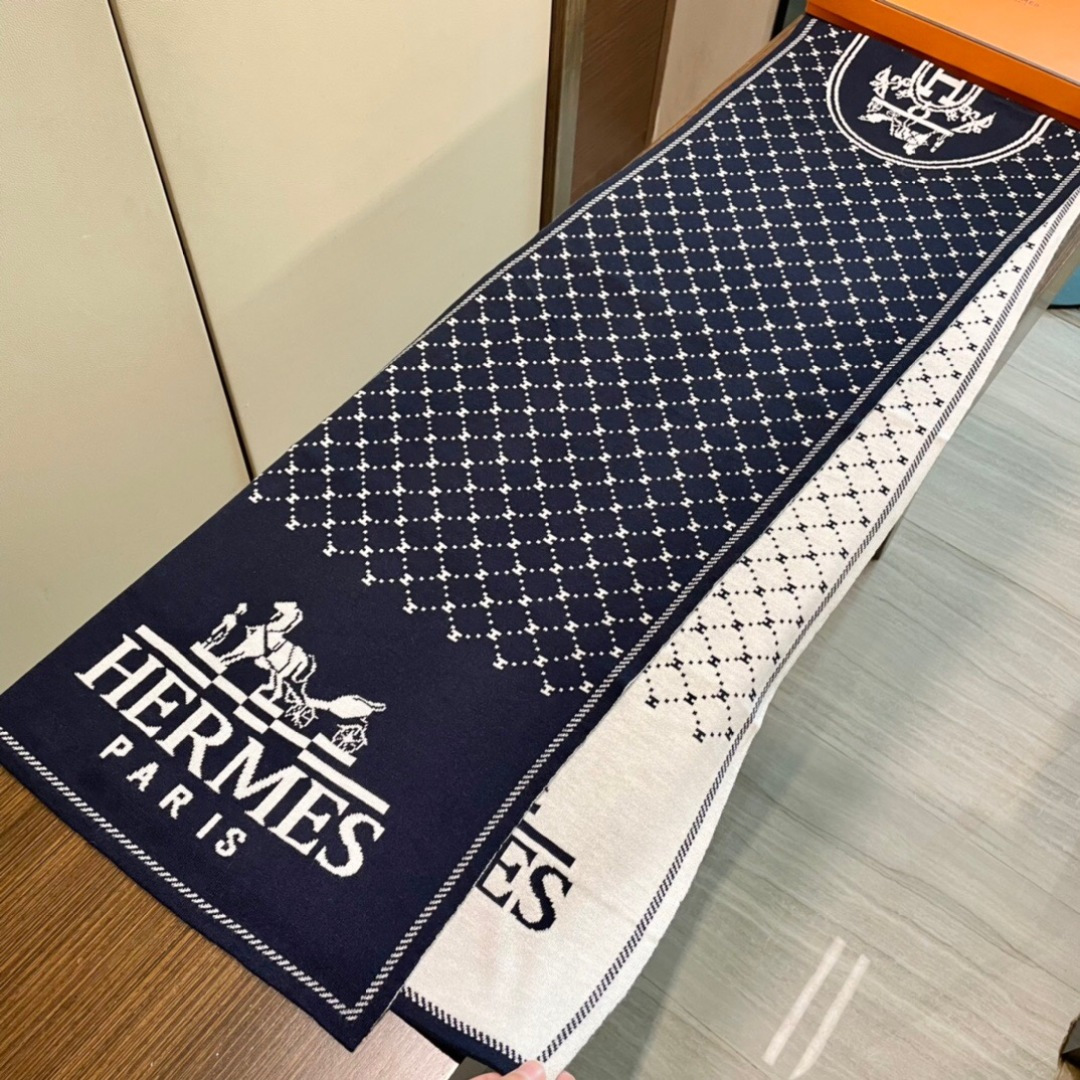 爱马仕羊绒长巾👏💙顶级原单正品旷世绝美，顶级高端货👼【绝对值得珍藏👍】专柜限量哦‼️有钱都很难订到💛💙💜