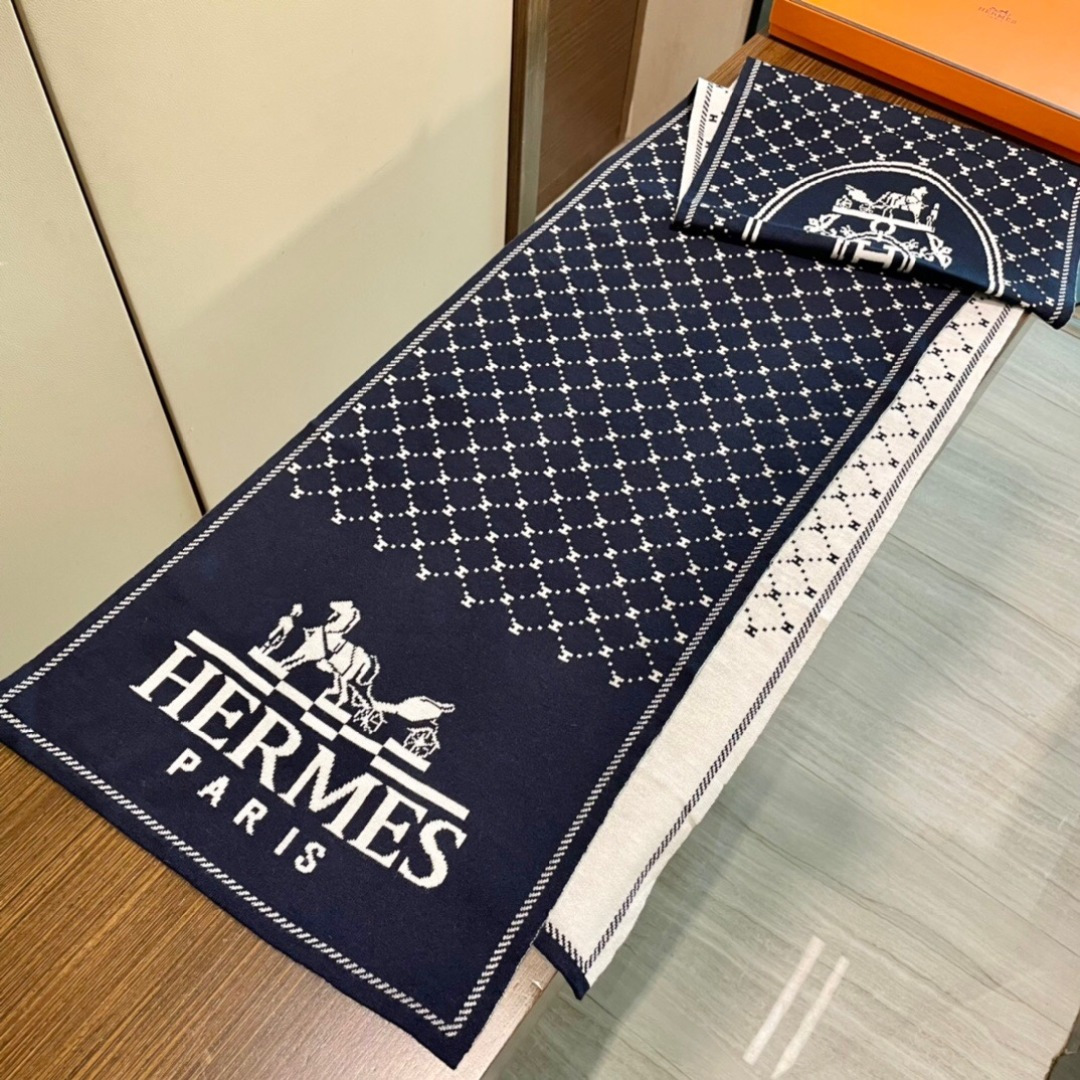 爱马仕羊绒长巾👏💙顶级原单正品旷世绝美，顶级高端货👼【绝对值得珍藏👍】专柜限量哦‼️有钱都很难订到💛💙💜