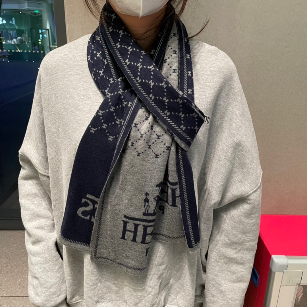 爱马仕羊绒长巾👏💙顶级原单正品旷世绝美，顶级高端货👼【绝对值得珍藏👍】专柜限量哦‼️有钱都很难订到💛💙💜