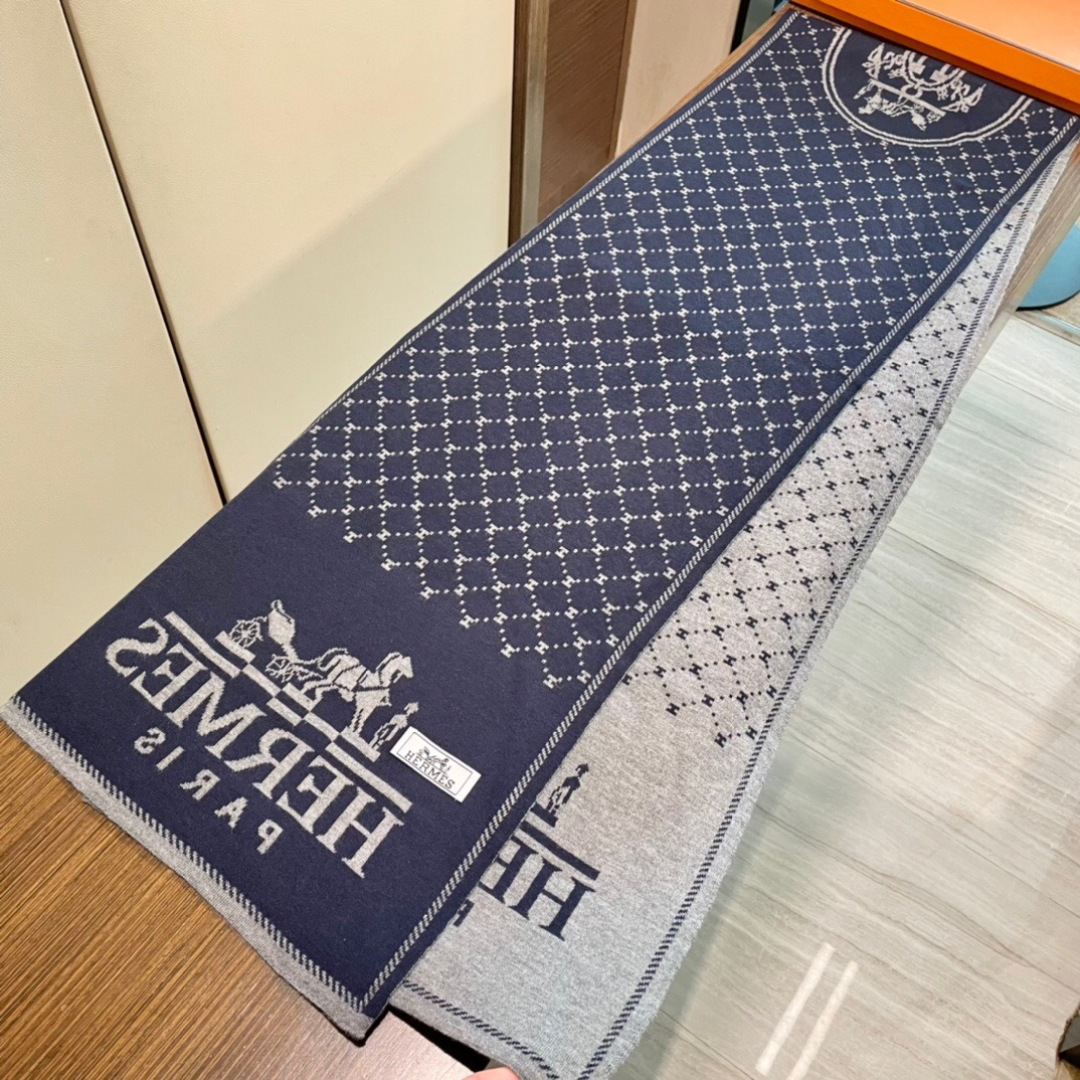 爱马仕羊绒长巾👏💙顶级原单正品旷世绝美，顶级高端货👼【绝对值得珍藏👍】专柜限量哦‼️有钱都很难订到💛💙💜