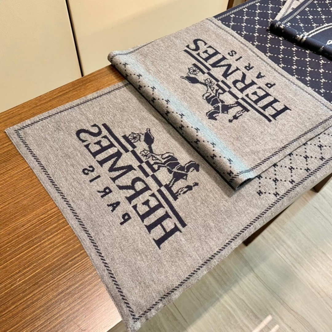 爱马仕羊绒长巾👏💙顶级原单正品旷世绝美，顶级高端货👼【绝对值得珍藏👍】专柜限量哦‼️有钱都很难订到💛💙💜