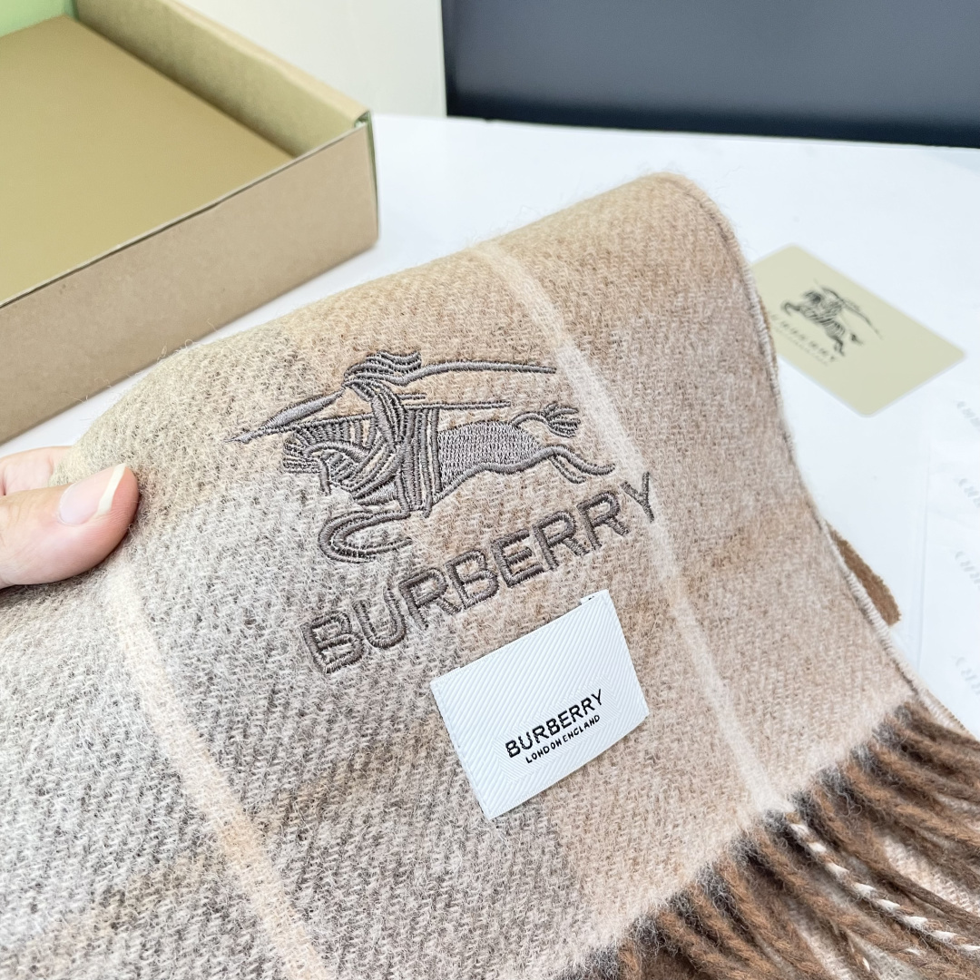 Burberry双面条纹羊羔毛绒围巾👍最新英国专柜的单子‼️极品奢华点在于：一面是经典羊绒格子字母徽标提