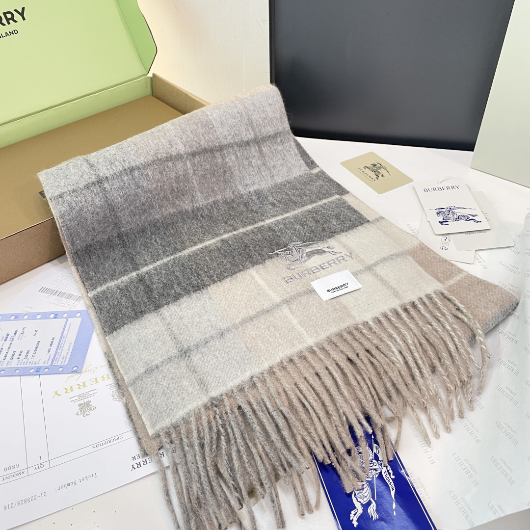 Burberry双面条纹羊羔毛绒围巾👍最新英国专柜的单子‼️极品奢华点在于：一面是经典羊绒格子字母徽标提