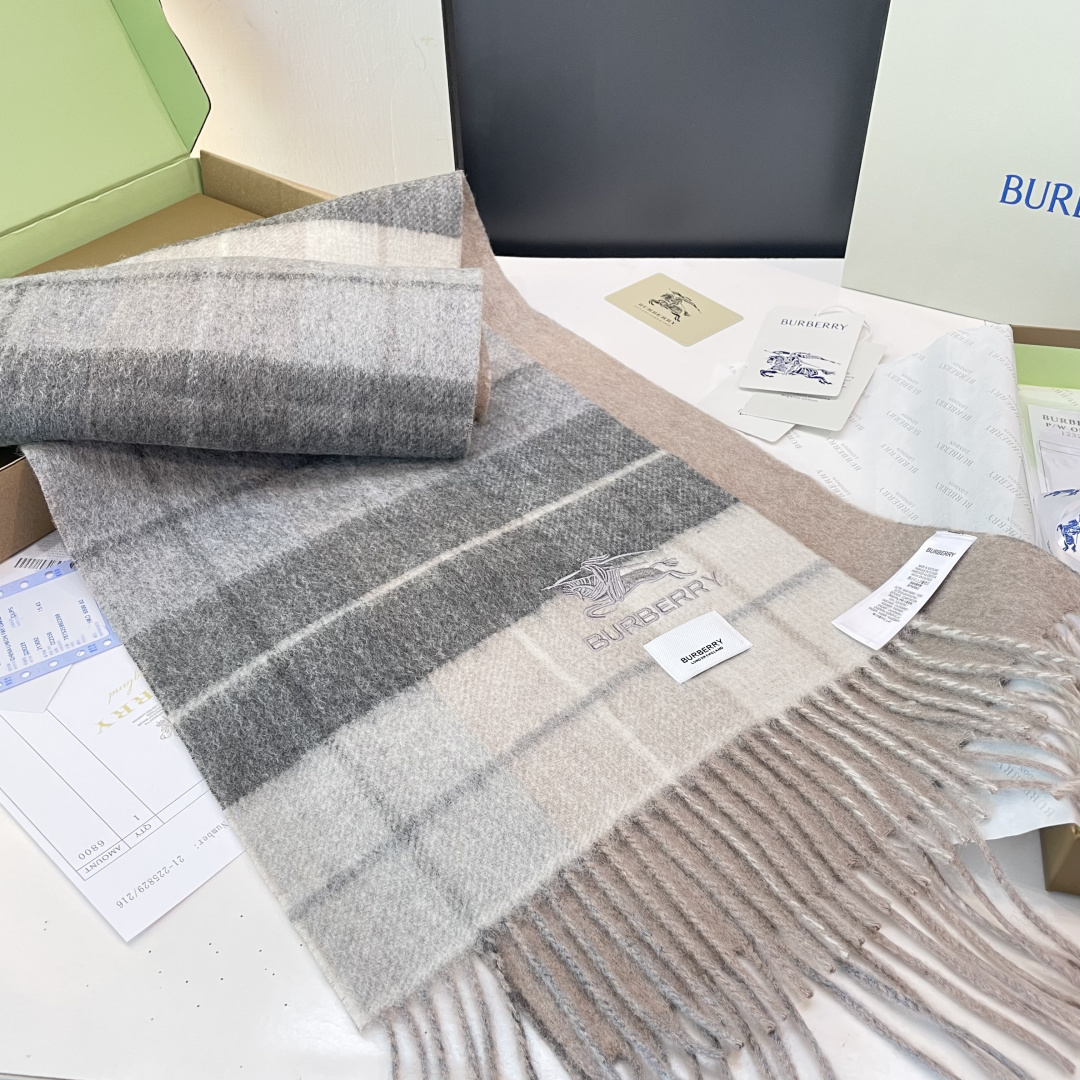 Burberry双面条纹羊羔毛绒围巾👍最新英国专柜的单子‼️极品奢华点在于：一面是经典羊绒格子字母徽标提