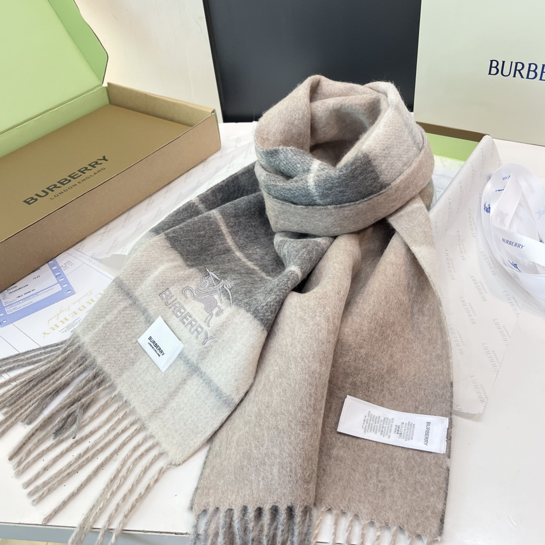 Burberry双面条纹羊羔毛绒围巾👍最新英国专柜的单子‼️极品奢华点在于：一面是经典羊绒格子字母徽标提