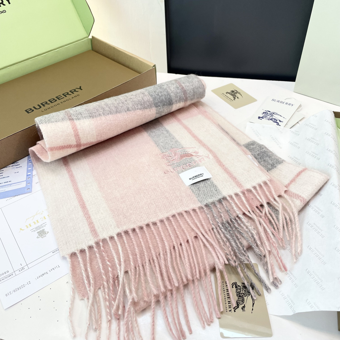 Burberry双面条纹羊羔毛绒围巾👍最新英国专柜的单子‼️极品奢华点在于：一面是经典羊绒格子字母徽标提
