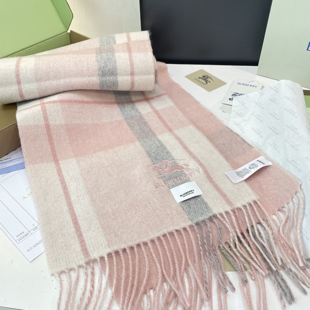 Burberry双面条纹羊羔毛绒围巾👍最新英国专柜的单子‼️极品奢华点在于：一面是经典羊绒格子字母徽标提