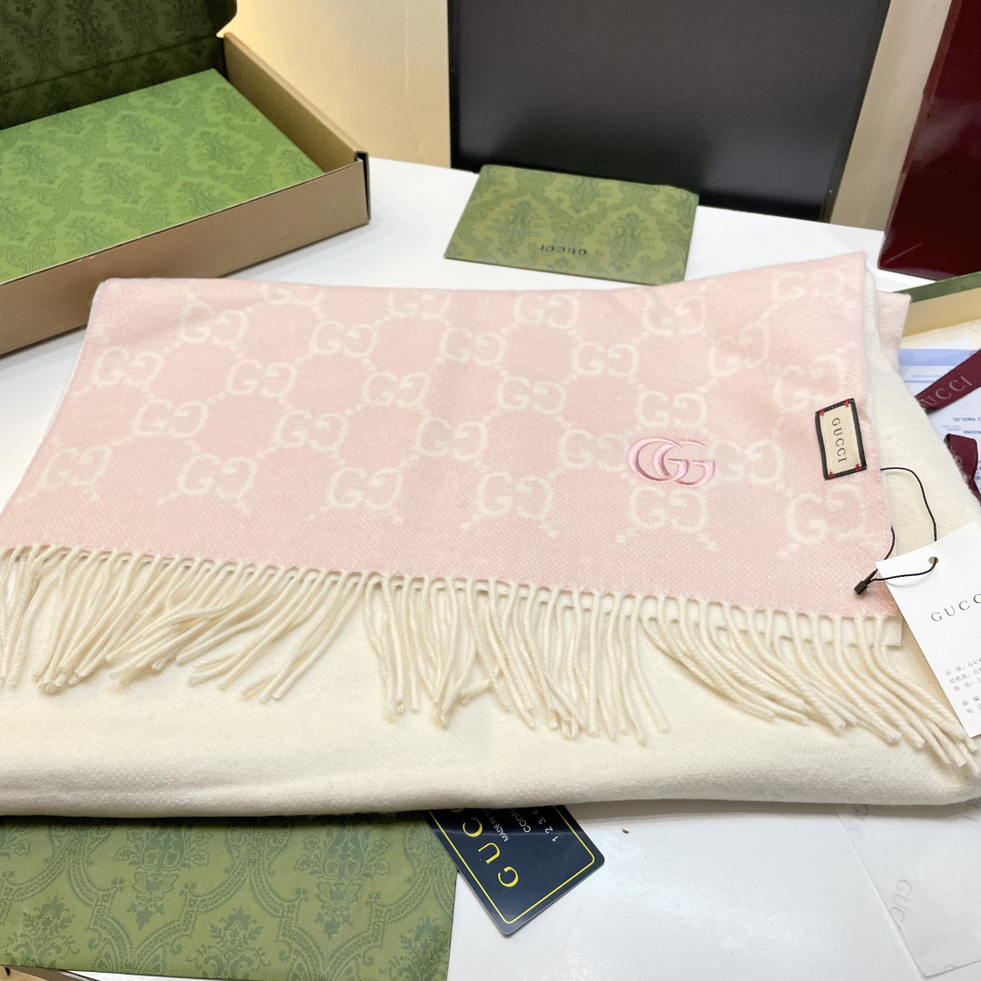 代购级别！最新双面渐变两用围巾，GG标识作为Gucci颇具代表性的传统精髓，始终与系列密不可分，以饱含新