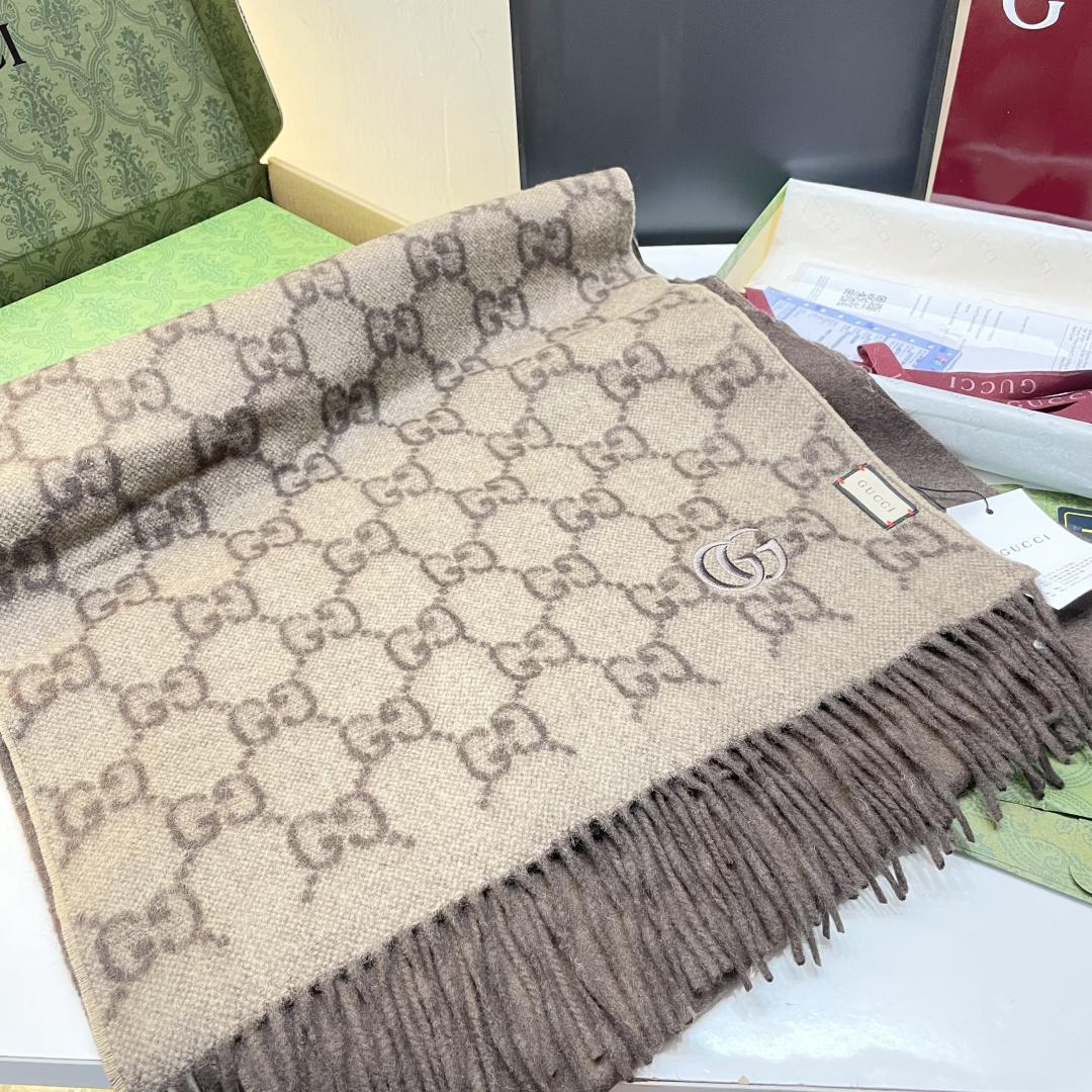 代购级别！最新双面渐变两用围巾，GG标识作为Gucci颇具代表性的传统精髓，始终与系列密不可分，以饱含新